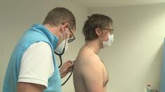 Nemocnice začínají zakazovat návštěvy. Letošní chřipková epidemie je atypická