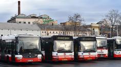 Horor v MHD: Muž chtěl odvést do jiné zastávky, řidiči hrozil zbraní