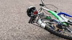 Tragická noční projížďka: Na cyklistu spadl strom, na místě zemřel