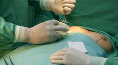 Andree zkazil lékař prsa! Praskly jí stehy a implantáty čouhaly ven