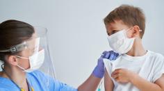 Očkování dětí proti covidu se blíží. Výrobce požádal o povolení. ANKETA