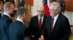 Sobotka nezná své ministry. Chtěl, aby prezident jmenoval Brabence! V čem ještě chyboval?