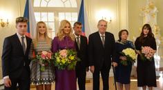 "Příjemný rodinný oběd," řekl Babiš v Lánech. Zeman se chlubil, že přibral