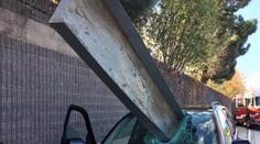 Řidiči probodl auto padající nosník. Přežil jen se škrábancem!