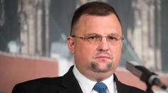 Forejt slíbil prozradit, komu kvůli vyznamenání volal. Odjel ale pryč