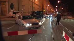 Noc na Žofíně: Rakev s Gottem dorazila za doprovodu policie