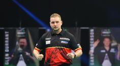 Van den Bergh potvrdil první místo, Durrant poosmé prohrál, Cross končí