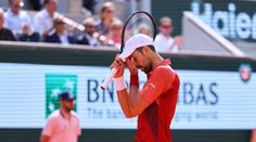 Djokovič si stěžoval na kurt. Nevím, jestli nastoupím do čtvrtfinále, přiznal