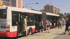 Pražské autobusy zastavují už jen na znamení. Změna má urychlit provoz