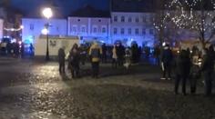 V centru Jičína hořel byt, vzlétl i vrtulník. Jeden člověk nepřežil