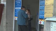 Studenti nemocnice v Liberci rozdávají ochranné pomůcky. Zabrání tak šíření nemocí