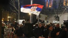Srbové protestují proti výsledkům voleb. Na budovu parlamentu házeli vejce