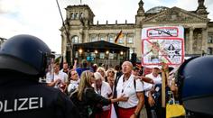 V Berlíně zatkli stovky demonstrantů. Protestuje se i v Kanadě a Británii