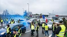 Vezla dítě do nemocnice a obklíčili ji demonstranti. Jednoho přejela!