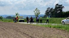 Muž spadl z traktoru, ten ho následně přejel. Na místě zemřel