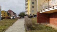 Na sídlišti v Třebíči se střílelo. Policistu srazilo kradené auto!