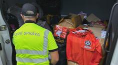 Dopadení při namátkové kontrole. Celníci zabavili stovky padělaných dresů