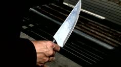 Muž žádal dva chlapce o cigaretu. Pak na ně zaútočil mačetou