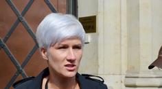 Mám jít prodávat do obchodu? Ohradila se Rathova exmluvčí kvůli vstupu do politiky