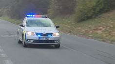 Řidič bez řidičáku ujížděl policii. Auto bylo v celostátním pátrání, skončilo v řece