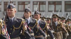 Čestná stráž: Důstojníci prozradili, proč používají repliky pušek, a přísná pravidla pro ženy