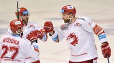 Lídři extraligy opět váleli. Třinec nasázel Vítkovicím sedm gólů