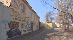 Filmová stavba chátrá. Přes zájem investorů ji město poskytne skautům