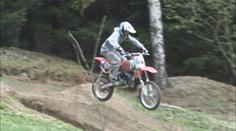 Z českých lesů jsou závodiště! Nelegální motokros jezdí i v CHKO