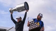 Stanley Cup dorazil do Tampy! Na letišti čekaly na hráče stovky fandů