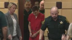 Střelec z Floridy stanul u soudu. Ve stejnou dobu pohřbívali oběti