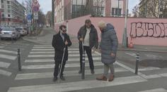 Chodci v ohrožení. Uprostřed přechodů v Praze na ně číhají parkovací sloupky