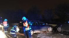 Auta v Praze se čelně srazila! Zranili se 4 lidé včetně 2 dětí