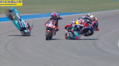 Hořký Salačův debut v novém týmu. Soupeř mu spadl pod motorku