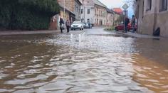 ON-LINE: Hladina Vltavy nebezpečně stoupla. V Krumlově platí nejvyšší povodňový stupeň