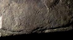 Archeology nadchl prastarý runový kámen. Nad nápisem si lámou hlavu