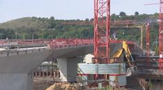 Stavba nového mostu v Praze se chýlí ke konci. Propojí Smíchov a Podolí