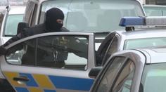 Muži nachytali zloděje a chtěli ho potrestat. Hrozili, že ho zapálí!