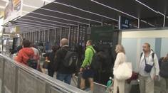 Evakuovaní turisté popsali své zážitky. Nad hlavou jim létaly stíhačky