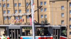Turistka při focení vyšla na koleje, srazila ji projíždějící tramvaj