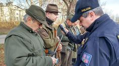 Policisté kontrolují myslivce. Chytli jednoho, který vyrazil na hon podnapilý