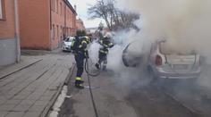 Žhář v Plzni zapálil osobní auto, škoda se vyšplhala na 200 tisíc korun