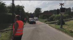 Kuriózní nehoda: Řidič zastavil u přejezdu, rozjel se přímo pod vlak