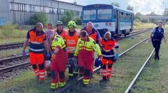 Neštěstí na Karlovarsku: Dívku (14) srazil vlak, je velmi vážně zraněná