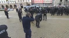 Video: Policie chtěla rozehnat demonstranty "pepřákem", ale použila ho proti větru