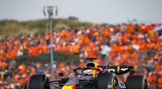 Verstappen triumfoval i v Nizozemsku, Hamilton přišel v závěru o stupně vítězů
