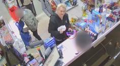 Policie pátrá po ženě, která okradla seniorku. Ta teď nemá na nájem