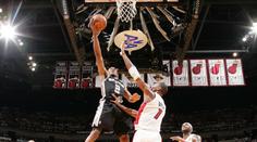 San Antonio ničí LeBronovy sny. Znovu dobylo Miami a doma může slavit