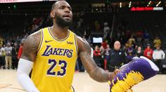 LeBron nechal vyniknout parťáky, nakonec ale slavil jubileum