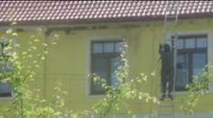 Hnízda jiřiček smetli ze střechy tlakovým čističem! Sousedi to natočili