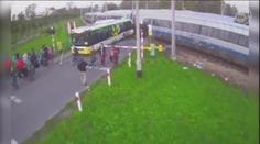 VIDEO: Autobus uvězní závory na přejezdu, pak se vyřítí pendolino!
